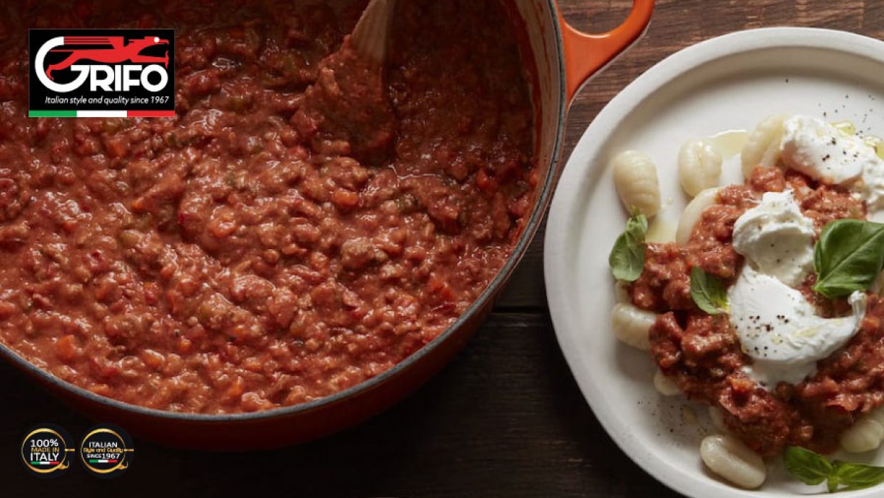 Ragù thanks to Grifo’s MEAT MINCER and TOMATO MACHINE.